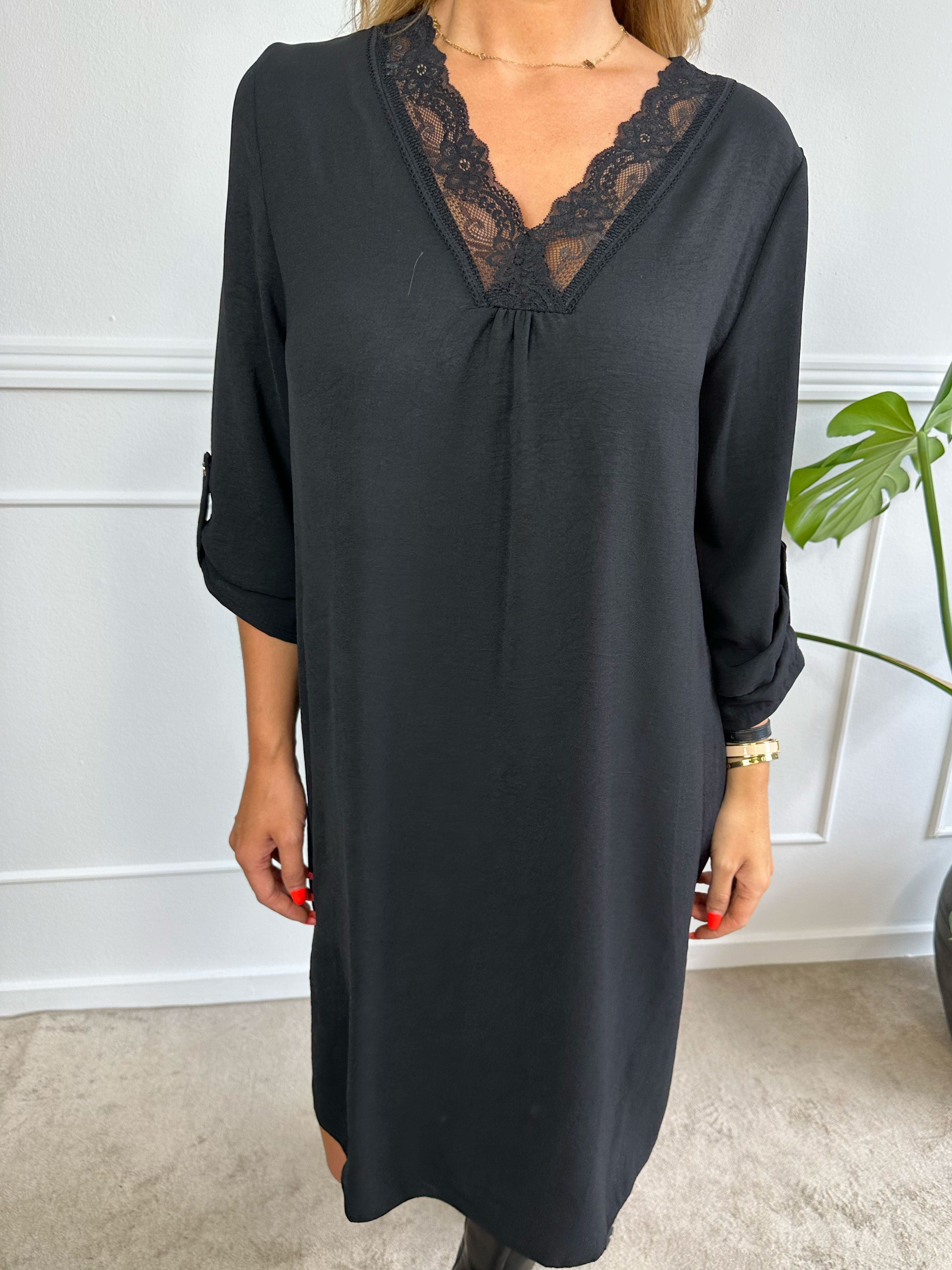 Elly Long - Simpel klänning med spetskant